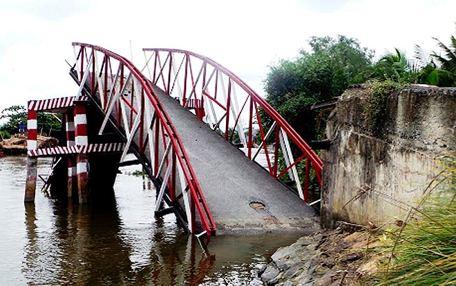 Xà lan kéo sập cầu 3 tỷ đồng ở Sài Gòn